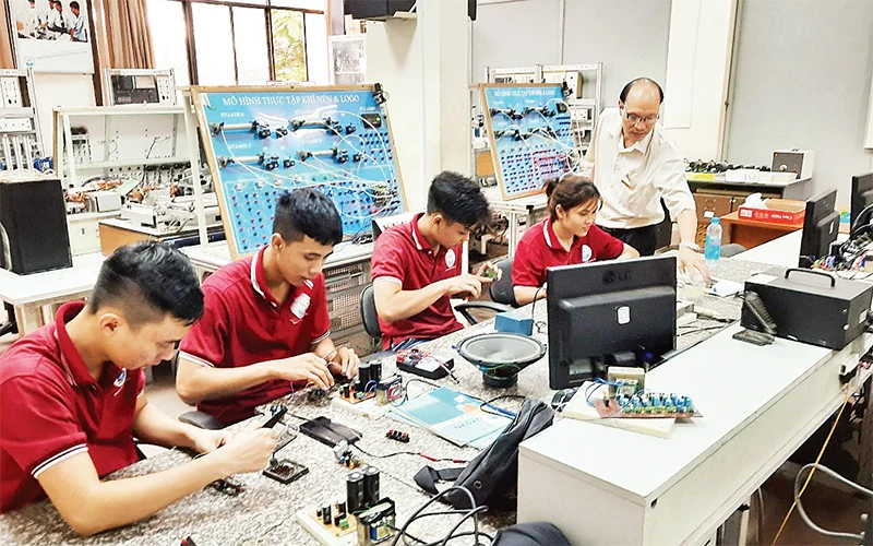 Môi trường làm việc - vấn đề tiên quyết giữ chân nguồn nhân lực