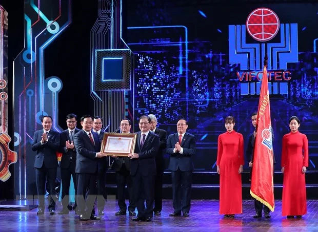 Phát triển khoa học và công nghệ là sự nghiệp của toàn Đảng, toàn dân