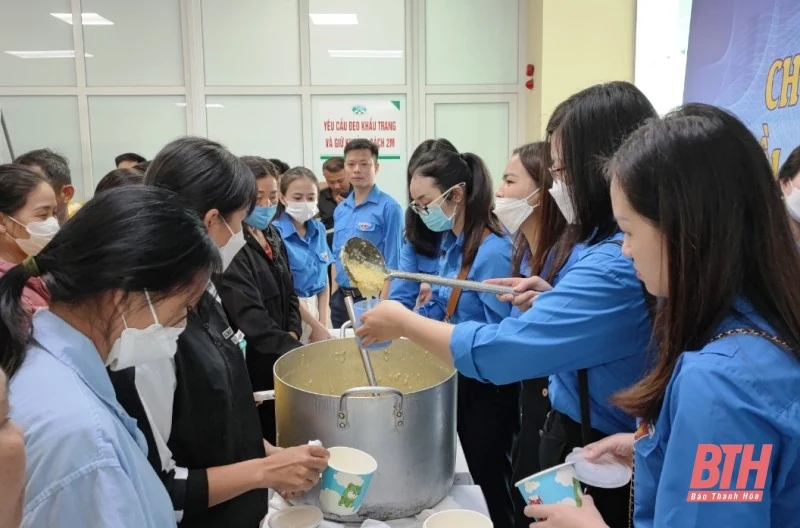 Ra quân thực hiện chương trình thiện nguyện “Nồi cháo tình thương”