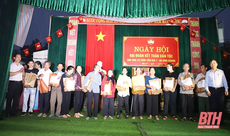 Đồng chí Bí thư Đảng ủy Khối Cơ quan và Doanh nghiệp tỉnh dự Ngày hội Đại đoàn kết tại khu dân cư thôn Tiến Ích 1