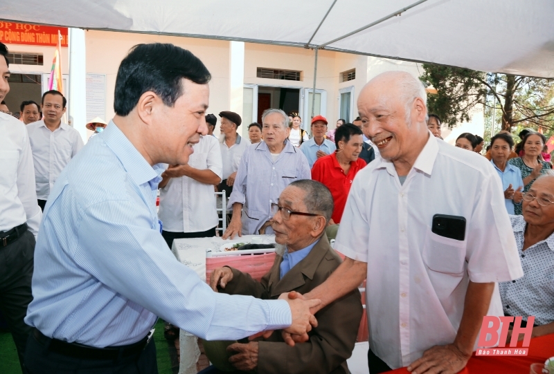 Phó Bí thư Thường trực Tỉnh ủy Lại Thế Nguyên chung vui Ngày hội Đại đoàn kết toàn dân tộc tại khu dân cư thôn Minh Đức