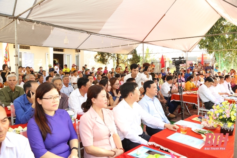 Phó Bí thư Thường trực Tỉnh ủy Lại Thế Nguyên chung vui Ngày hội Đại đoàn kết toàn dân tộc tại khu dân cư thôn Minh Đức