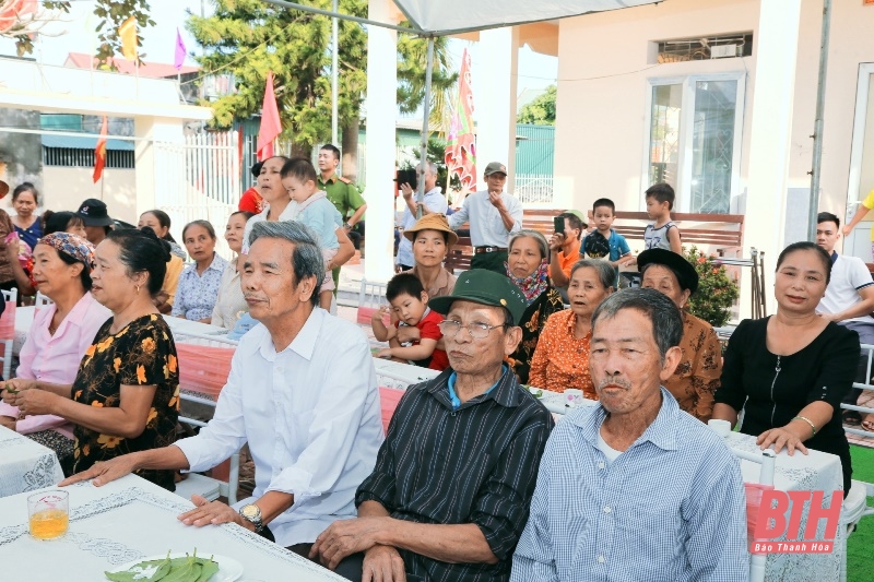 Phó Bí thư Thường trực Tỉnh ủy Lại Thế Nguyên chung vui Ngày hội Đại đoàn kết toàn dân tộc tại khu dân cư thôn Minh Đức