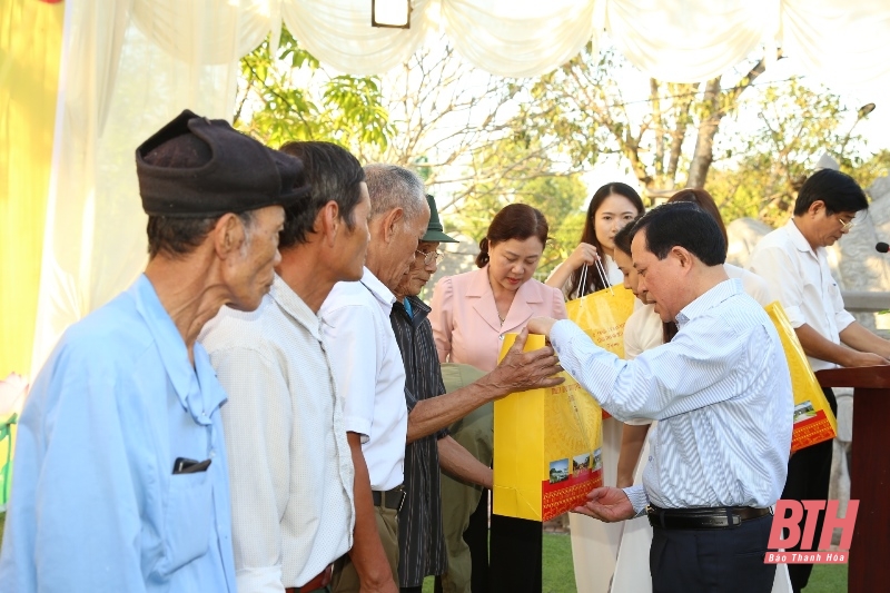 Phó Bí thư Thường trực Tỉnh ủy Lại Thế Nguyên chung vui Ngày hội Đại đoàn kết toàn dân tộc tại khu dân cư thôn Minh Đức