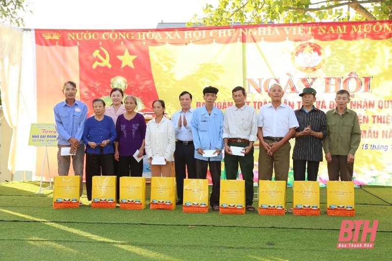 Phó Bí thư Thường trực Tỉnh ủy Lại Thế Nguyên chung vui Ngày hội Đại đoàn kết toàn dân tộc tại khu dân cư thôn Minh Đức