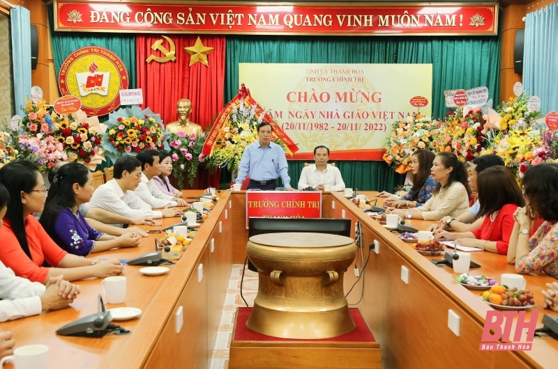 Phó Bí thư Thường trực Tỉnh ủy Lại Thế Nguyên chúc mừng một số nhà trường nhân kỷ niệm 40 năm Ngày Nhà giáo Việt Nam