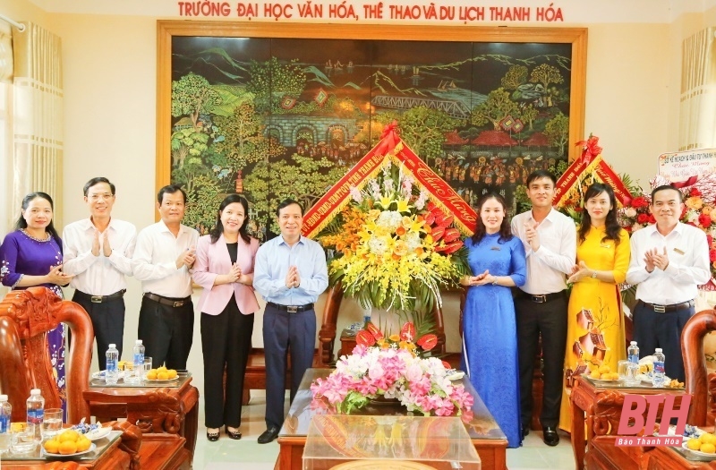 Phó Bí thư Thường trực Tỉnh ủy Lại Thế Nguyên chúc mừng một số nhà trường nhân kỷ niệm 40 năm Ngày Nhà giáo Việt Nam