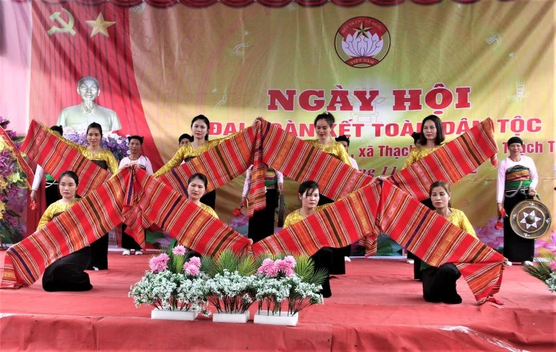 Trưởng Ban Tổ chức Tỉnh ủy Nguyễn Văn Hùng dự ngày hội Đại đoàn kết toàn dân tộc với Nhân dân và cán bộ thôn Cẩm Lợi 1