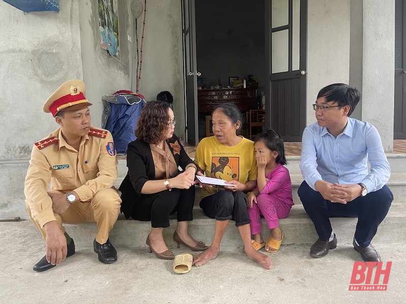 Ban An toàn giao thông tỉnh thăm hỏi các gia đình có nạn nhân tử vong, bị thương do tai nạn giao thông