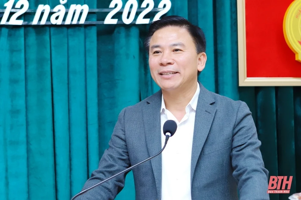Bí thư Tỉnh ủy Đỗ Trọng Hưng nói chuyện với hội viên Câu lạc bộ Hàm Rồng
