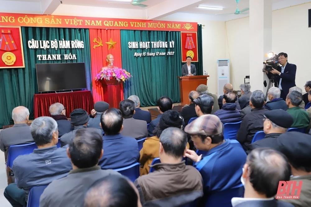 Bí thư Tỉnh ủy Đỗ Trọng Hưng nói chuyện với hội viên Câu lạc bộ Hàm Rồng