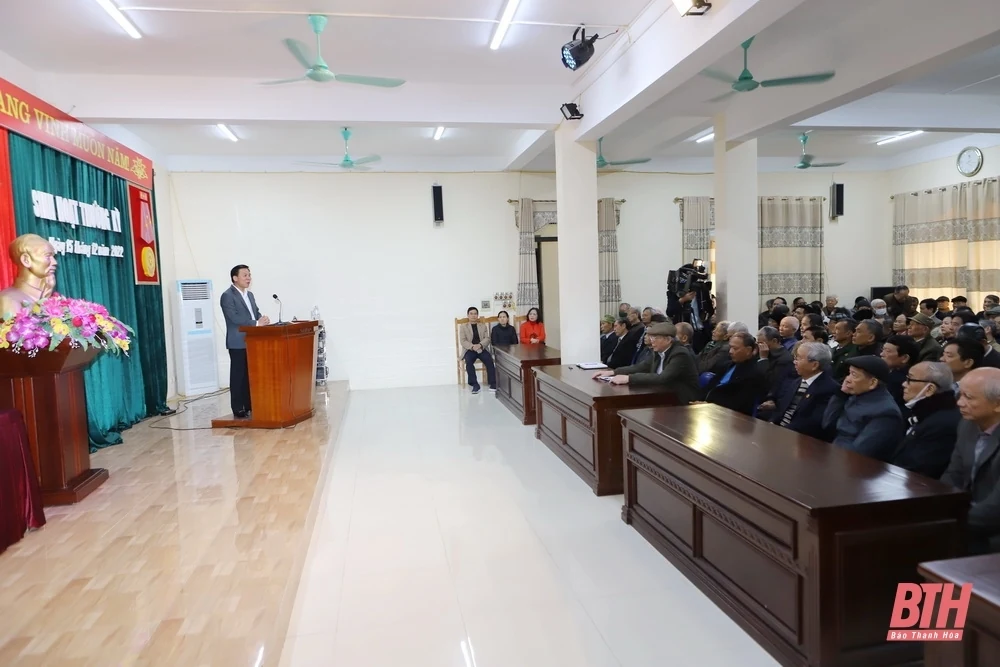 Bí thư Tỉnh ủy Đỗ Trọng Hưng nói chuyện với hội viên Câu lạc bộ Hàm Rồng