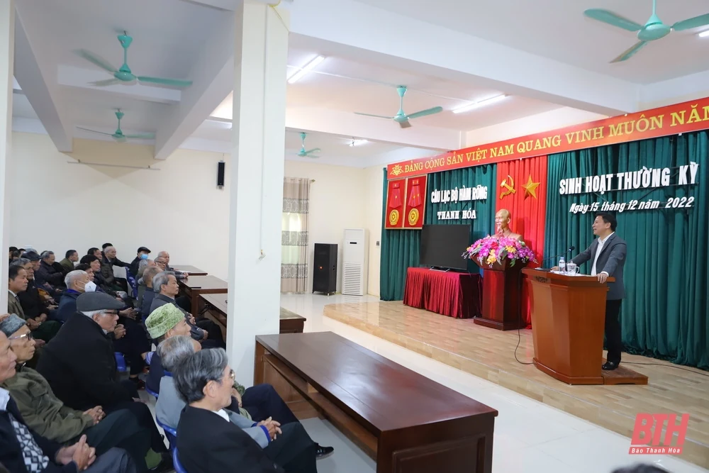 Bí thư Tỉnh ủy Đỗ Trọng Hưng nói chuyện với hội viên Câu lạc bộ Hàm Rồng