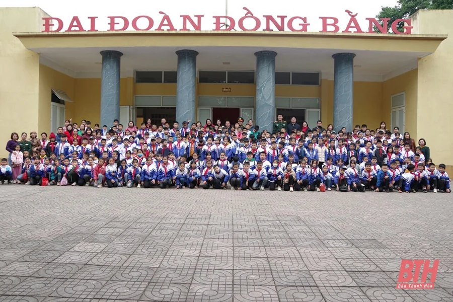 Hoạt động trải nghiệm của học sinh Trường Tiểu học Thành Tâm tại Sư đoàn 390