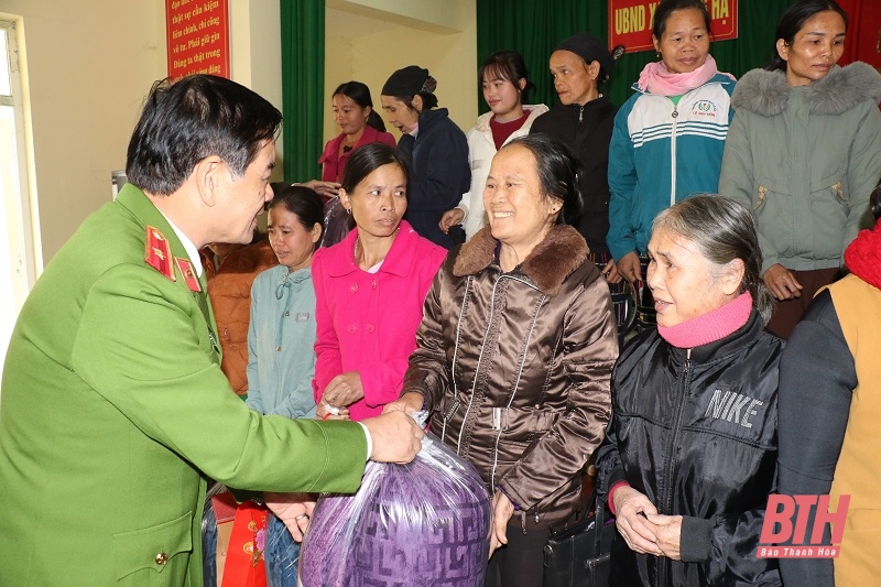 CLB tướng lĩnh sĩ quan Công an đồng hương Thanh Hóa tại Hà Nội trao quà cho học sinh và đồng bào có hoàn cảnh khó khăn