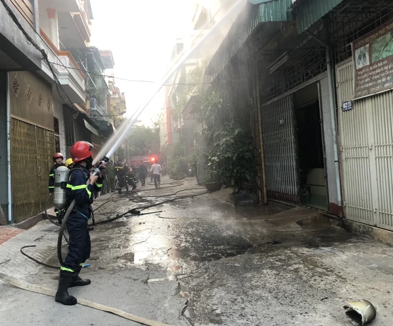 Cháy nhà trong ngõ đường Đội Cung