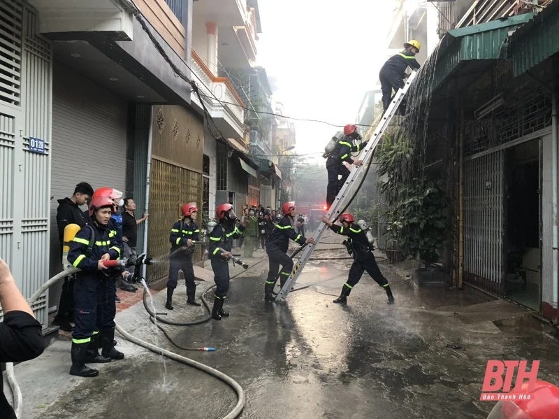 Cháy nhà trong ngõ đường Đội Cung