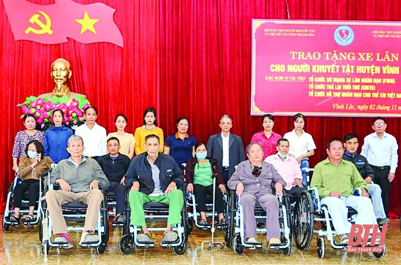 Tặng Bằng khen cho các tập thể và cá nhân có thành tích trong công tác bảo trợ, giúp đỡ người khuyết tật, trẻ mồ côi