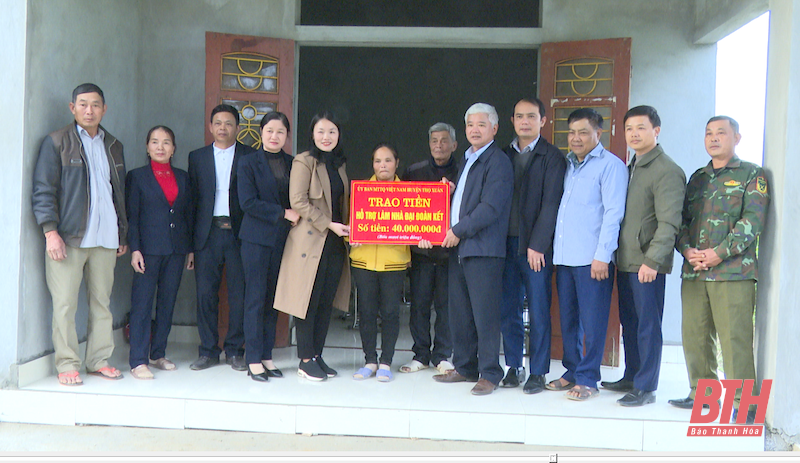 MTTQ huyện Thọ Xuân trao tiền hỗ trợ làm nhà cho các hộ nghèo công giáo