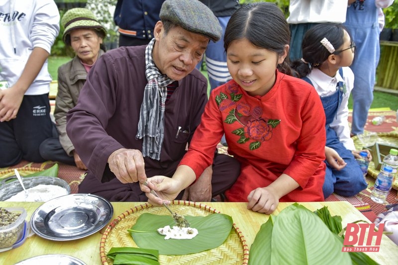 Giáo dục truyền thống cho học sinh qua việc gói bánh chưng ngày Tết