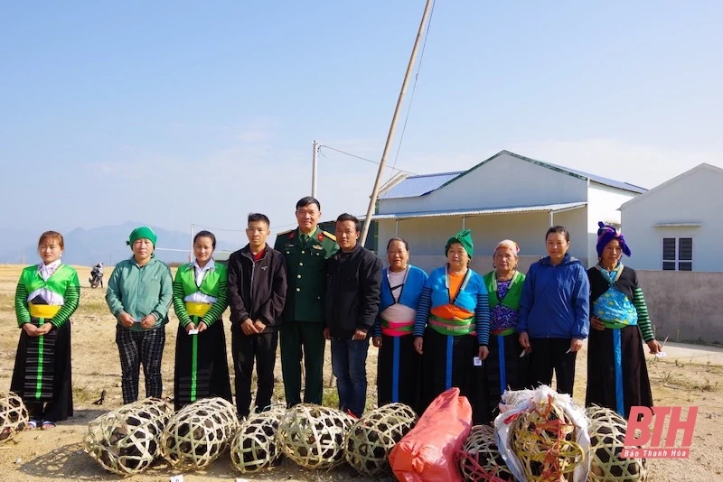 Đoàn Kinh tế - Quốc phòng 5 tặng con giống cho các gia đình khó khăn tại huyện Mường Lát 