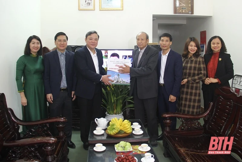 Bí thư Thành ủy, Chủ tịch HĐND TP Thanh Hóa thăm, tặng quà các gia đình chính sách