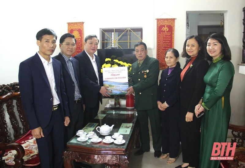 Bí thư Thành ủy, Chủ tịch HĐND TP Thanh Hóa thăm, tặng quà các gia đình chính sách