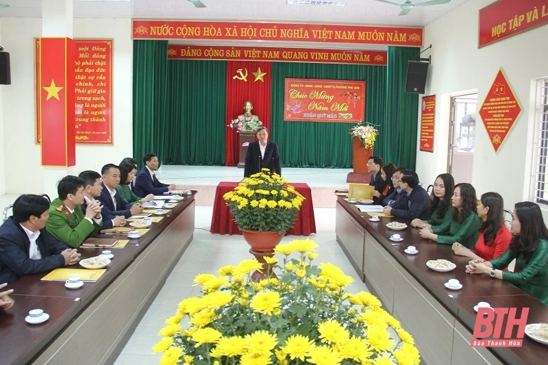Bí thư Thành ủy, Chủ tịch HĐND TP Thanh Hóa thăm, tặng quà các gia đình chính sách