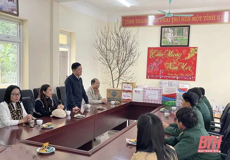 Sở VH, TT&DL thăm, tặng quà cán bộ, chiến sỹ đồn Biên phòng Na Mèo và Tam Thanh
