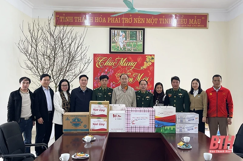 Sở VH, TT&DL thăm, tặng quà cán bộ, chiến sỹ đồn Biên phòng Na Mèo và Tam Thanh