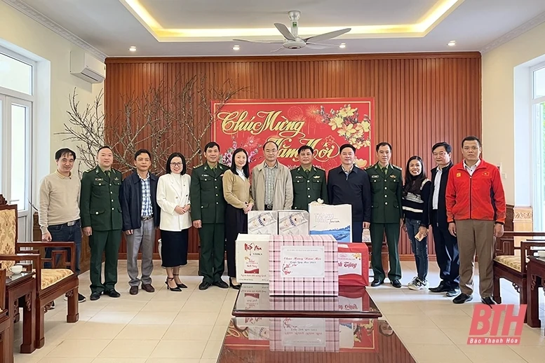 Sở VH, TT&DL thăm, tặng quà cán bộ, chiến sỹ đồn Biên phòng Na Mèo và Tam Thanh