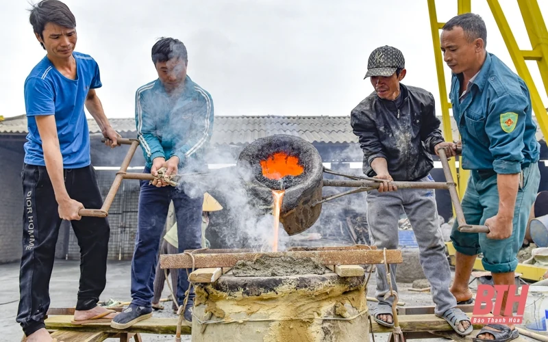 Làng nghề đúc đồng hàng trăm năm tuổi nhộn nhịp cận Tết