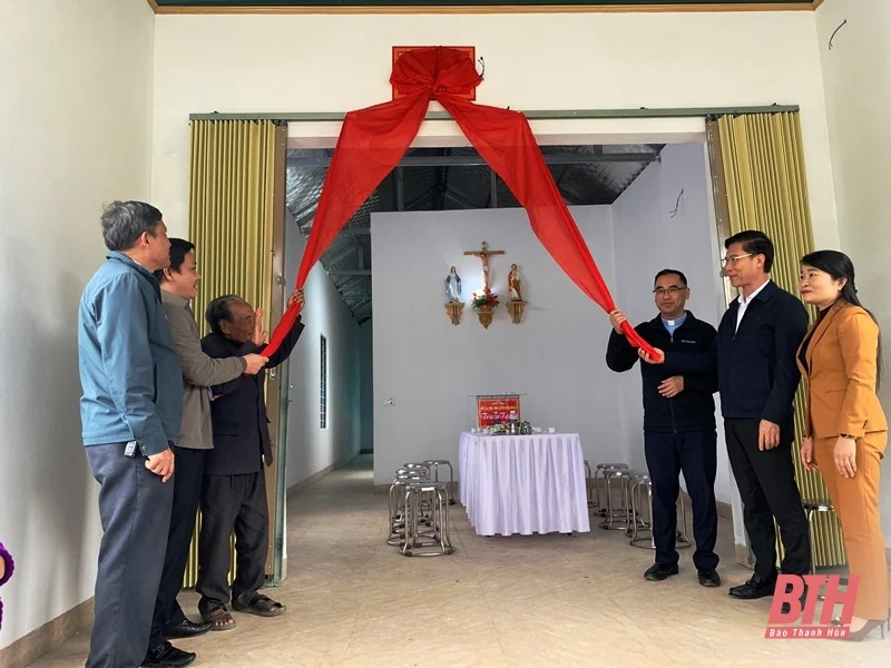 Trao nhà đại đoàn kết cho 3 hộ đồng bào Công giáo sinh sống trên sông thuộc huyện Vĩnh Lộc