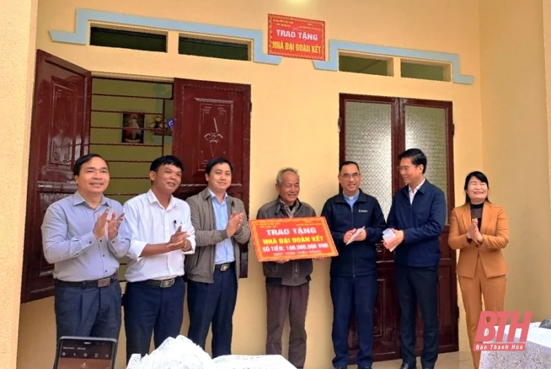 Trao nhà đại đoàn kết cho 3 hộ đồng bào Công giáo sinh sống trên sông thuộc huyện Vĩnh Lộc
