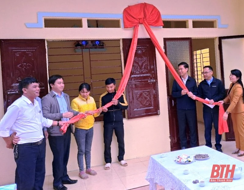 Trao nhà đại đoàn kết cho 3 hộ đồng bào Công giáo sinh sống trên sông thuộc huyện Vĩnh Lộc