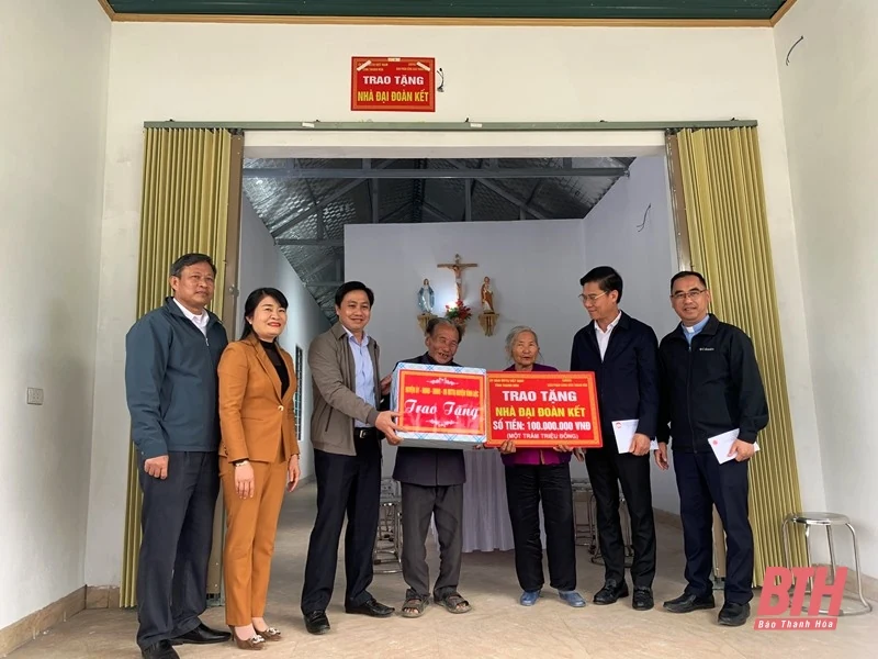Trao nhà đại đoàn kết cho 3 hộ đồng bào Công giáo sinh sống trên sông thuộc huyện Vĩnh Lộc