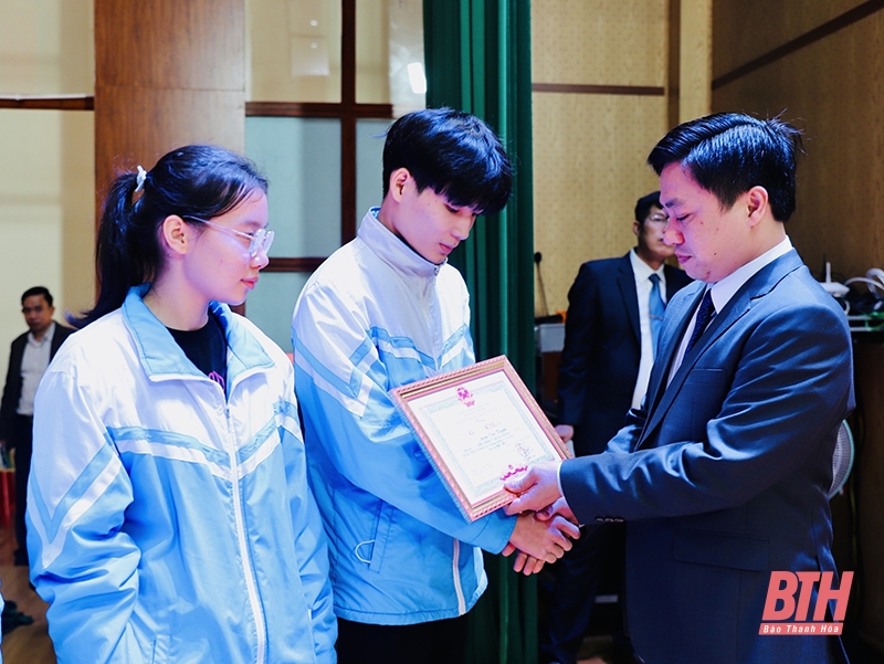 Vĩnh Lộc: Tuyên dương và trao thưởng cho 137 học sinh, giáo viên có học sinh đoạt giải cấp tỉnh năm học 2022-2023