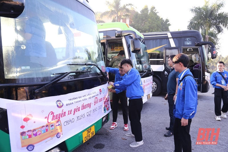 Trường Đại học Hồng Đức tổ chức Chương trình “Chuyến xe yêu thương – Tết sum vầy” năm 2023