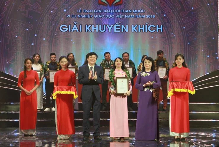 Tặng Bằng khen cho các nhóm tác giả đạt giải báo chí toàn quốc