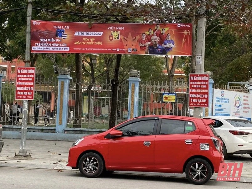 Cổ vũ ĐT Việt Nam gặp Thái Lan ở chung kết AFF Cup qua màn hình lớn tại Quảng trường Lam Sơn 