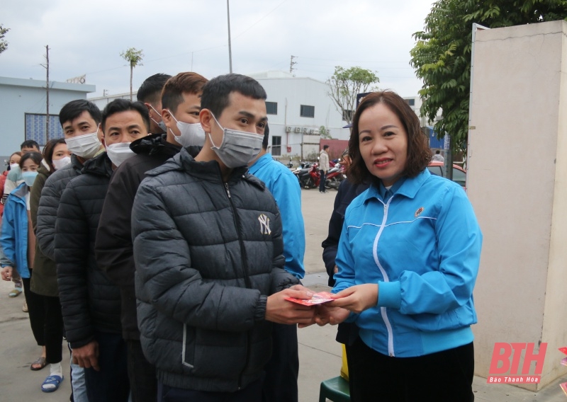 Liên đoàn Lao động tỉnh Thanh Hoá đón, thăm hỏi và lì xì cho công nhân, lao động trong ngày làm việc đầu tiên của năm Quý Mão 2023