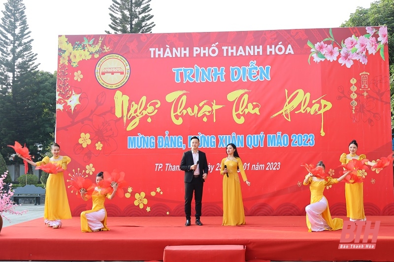Trình diễn nghệ thuật thư pháp Xuân Quý Mão 2023