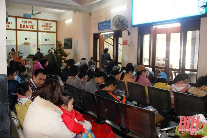 Nhà ga đông đúc, bến xe vắng khách những ngày đầu năm