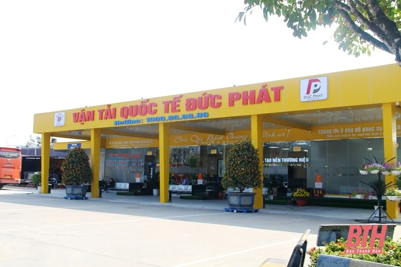 Nhà ga đông đúc, bến xe vắng khách những ngày đầu năm