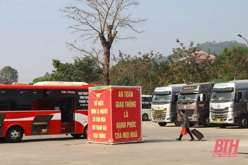 Nhà ga đông đúc, bến xe vắng khách những ngày đầu năm