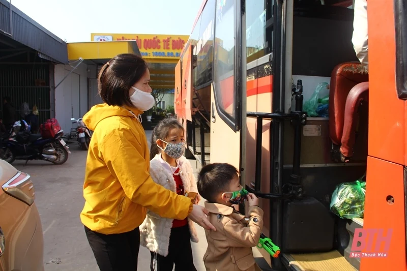 Nhà ga đông đúc, bến xe vắng khách những ngày đầu năm