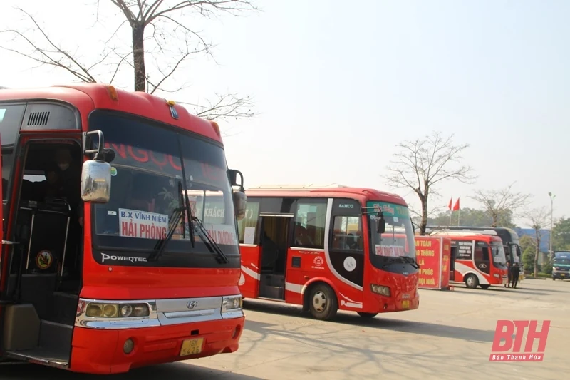Nhà ga đông đúc, bến xe vắng khách những ngày đầu năm