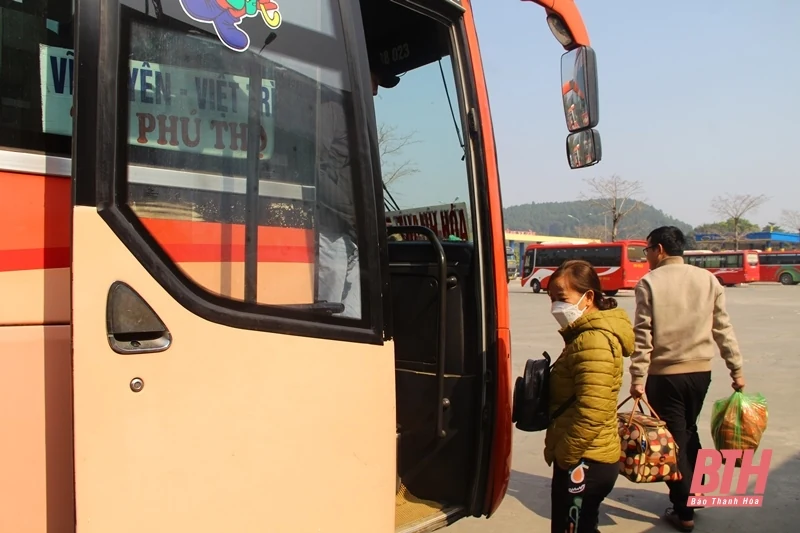 Nhà ga đông đúc, bến xe vắng khách những ngày đầu năm