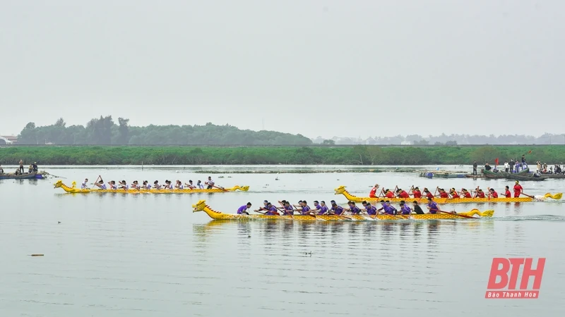 Tưng bừng lễ hội đua thuyền trên sông Yên
