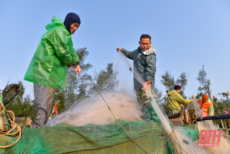 Ngư dân xứ Thanh nô nức ra khơi ngày đầu năm mới